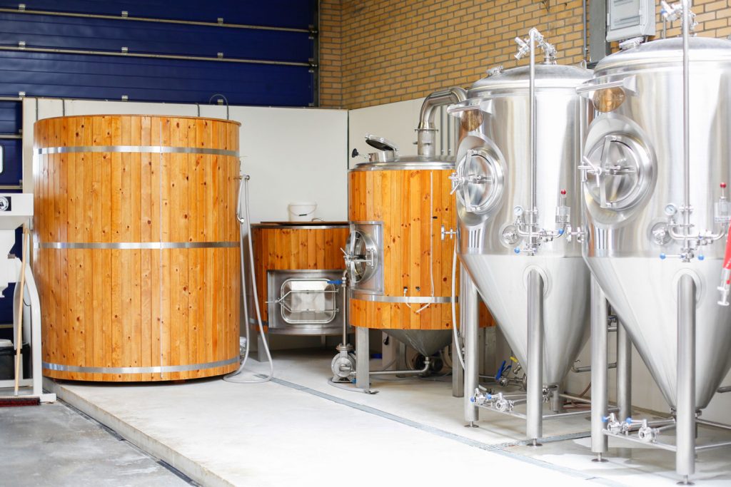 Brouwerij Walhalla in deze brouwketels brouwen wij hemelse bieren: de lievelingsbieren van de oude goden. Dit is een traditioneel Engelse brouwinstallatie: heet water tank, maischkuip & kookketel. Rechts zie je de RVS fermentatie tanks oftewel CCT's - hierin gaat het bier gisten & lageren.